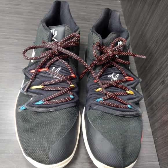 Nike Kyrie Friends Edition Sneakers, Size 7Y - Picture 8 of 9